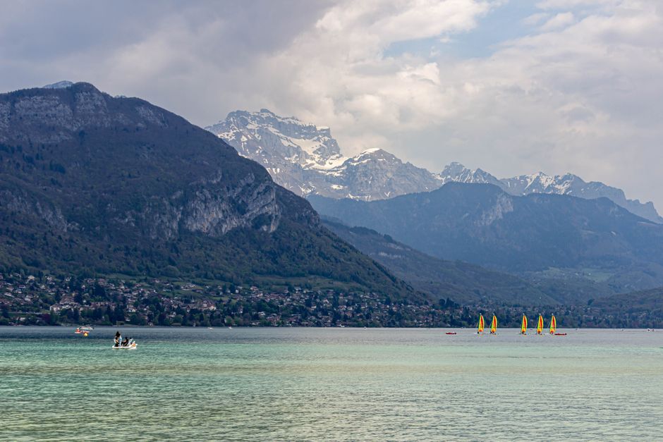 Camper au Lac d'Annecy : Spots Nature et Bivouac Légal