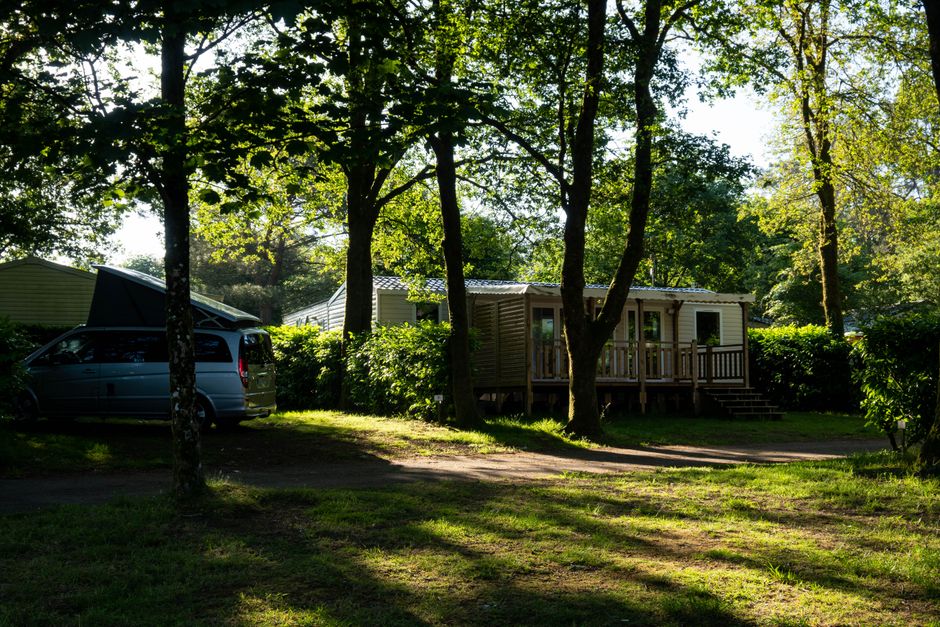 Mobil-Home ou Emplacement Nu : Lequel Choisir en Camping ?