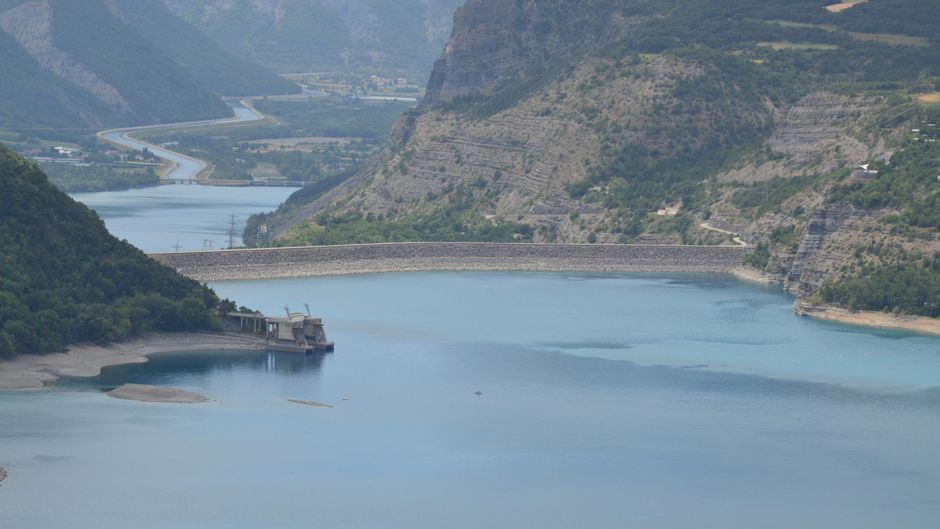 Lac de Serre-Ponçon : Guide Pratique Plages & Campings 2026