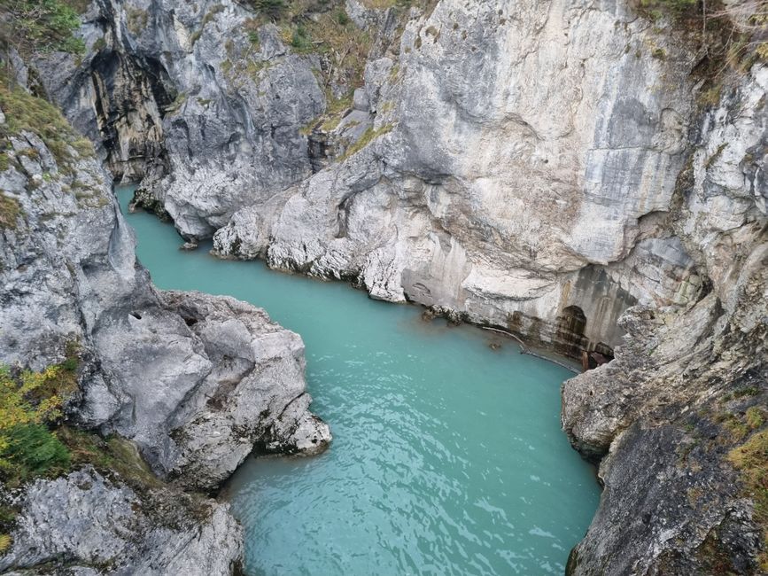 Une paisible rivière turquoise serpentant à travers un canyon époustouflant à Füssen, en Allemagne.