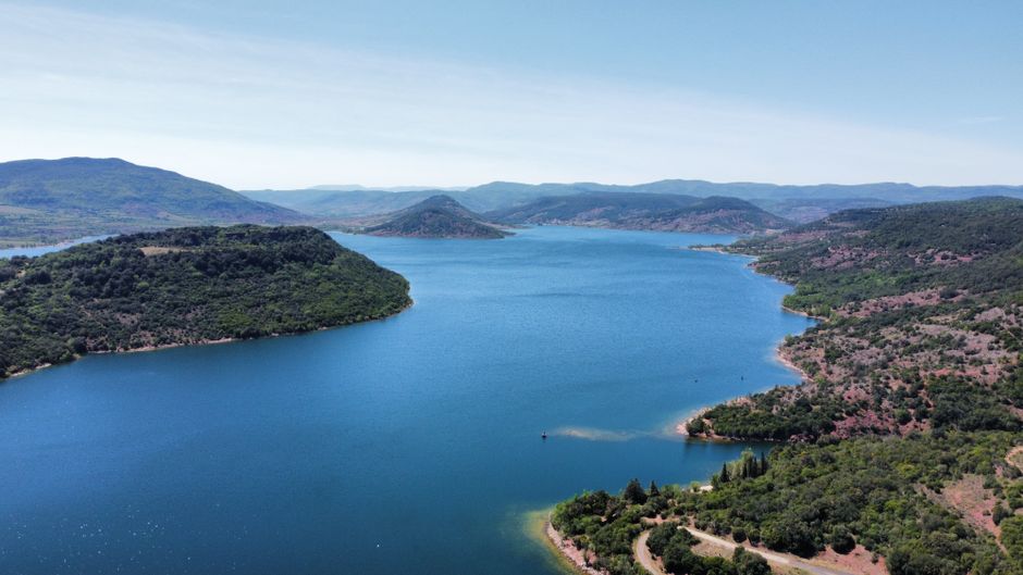 Une vue aérienne à couper le souffle du Lac Salagou entouré de collines verdoyantes à Clermont-l'Hérault, France.