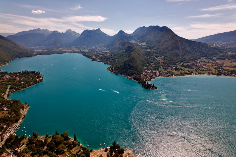 Une photographie aérienne à couper le souffle du lac d'Annecy avec les montagnes environnantes en Auvergne-Rhône-Alpes, France.