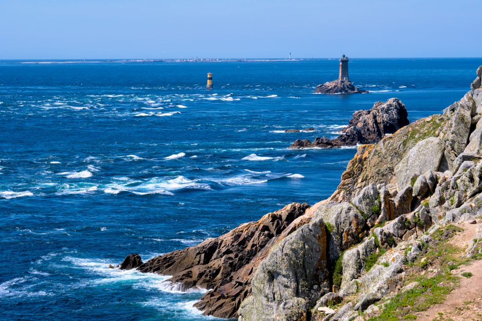 Vue époustouflante de la côte de Plogoff, avec des falaises rocheuses et des phares en Bretagne, France.