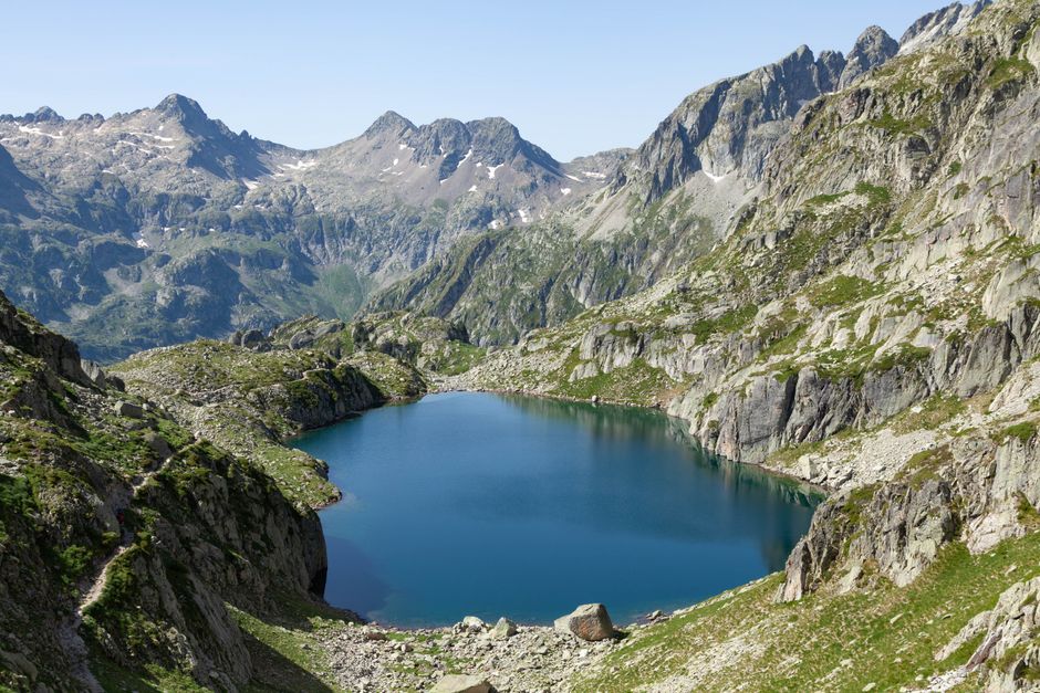 Découvrez la beauté sereine du Lac de Gaube, niché dans les majestueuses montagnes des Pyrénées, Occitanie, France.