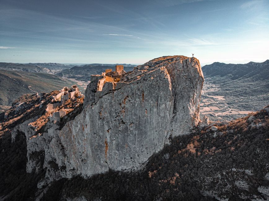 Vue aérienne époustouflante du Château de Peyrepertuse perché sur une falaise rocheuse en Occitanie, France.