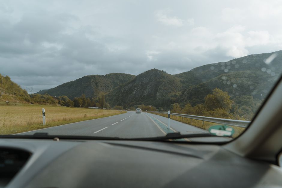 Une conduite sereine sur des routes de montagne pittoresques, présentant des vues magnifiques depuis la fenêtre de la voiture.