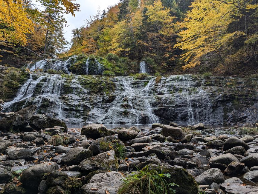 Belle cascade automnale au milieu d'un feuillage coloré à l'Île du Cap-Breton, Nouvelle-Écosse.
