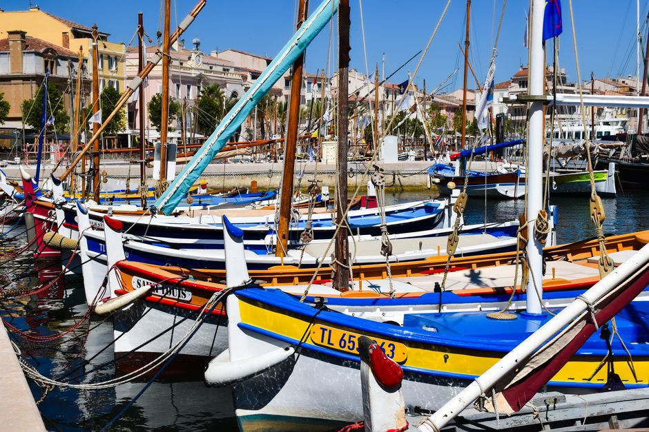 Des voiliers vibrants amarrés dans le pittoresque port de Provence-Alpes-Côte d'Azur, France.