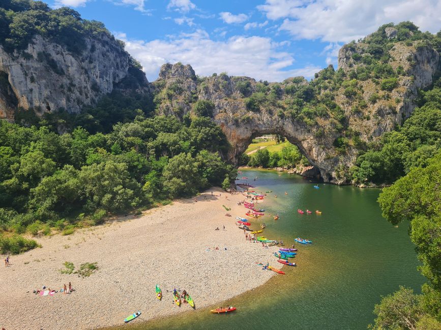 Scène vibrante de kayakistes au célèbre Pont d'Arc dans les Gorges de l'Ardèche, France.