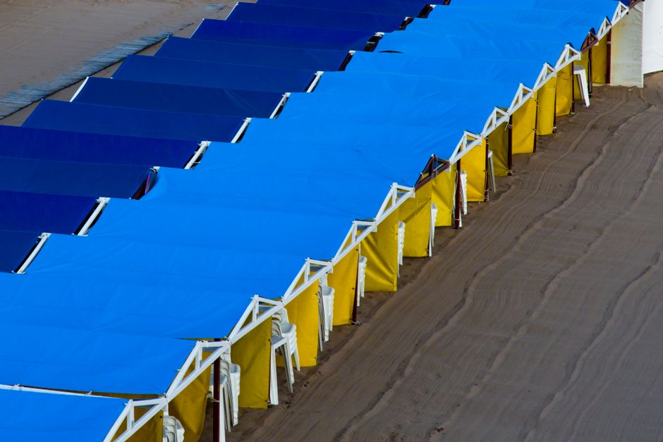 Vue aérienne de cabanes de plage colorées à Mar del Plata, Argentine.