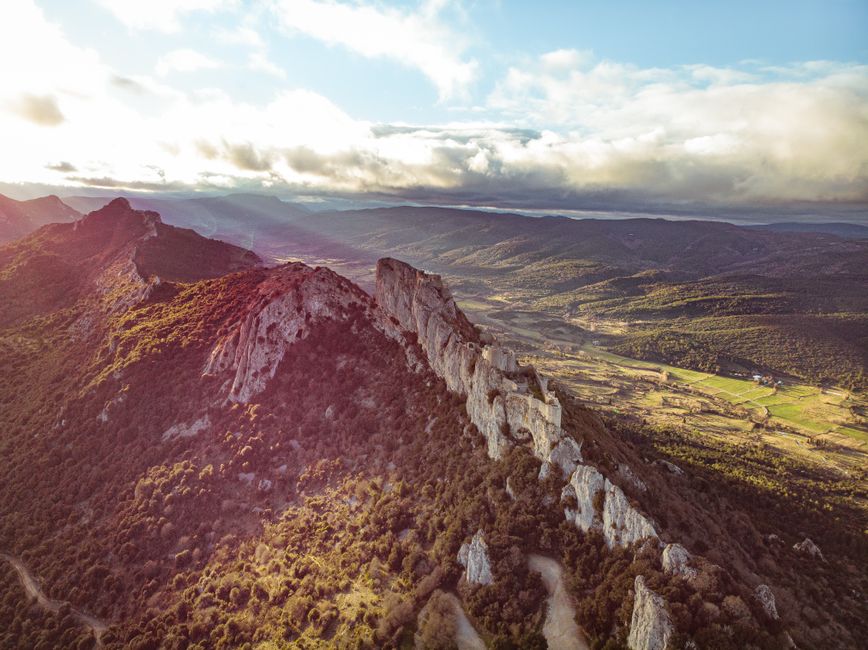 Un drone capture un magnifique paysage de montagne au lever du soleil avec une vue imprenable sur la vallée.