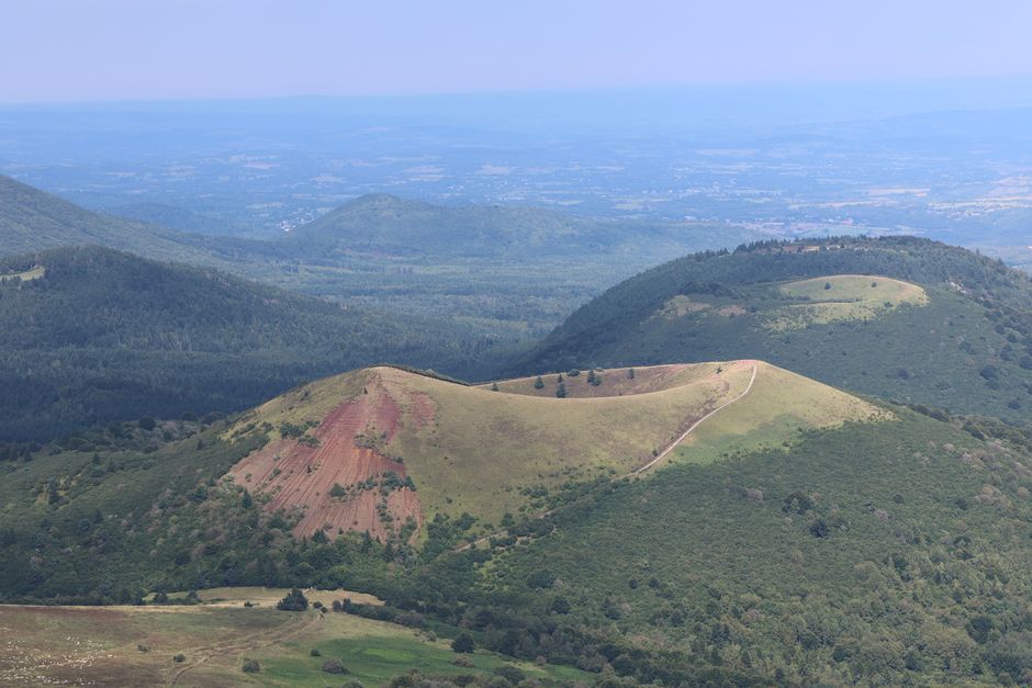Superbe vue aérienne des collines volcaniques d'Auvergne, en France, présentant un paysage verdoyant et luxuriant.