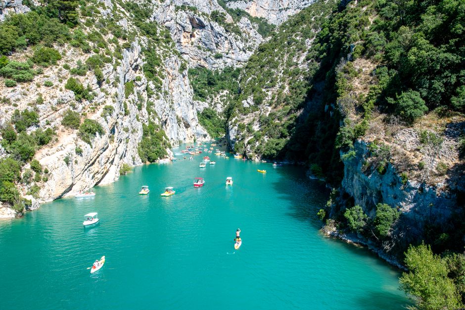 Magnifique paysage des gorges du Verdon avec des bateaux sur une rivière turquoise, Provence-Alpes-Côte d'Azur.