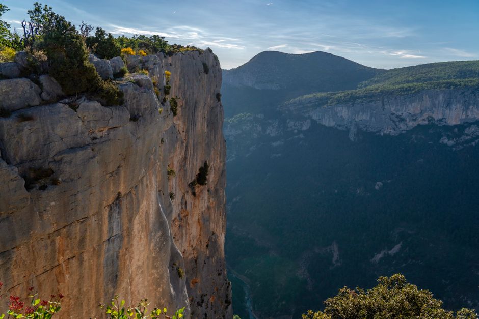 Vue imprenable sur les falaises vertigineuses des gorges du Verdon sous un ciel d'un bleu limpide, un véritable écrin de beauté naturelle.