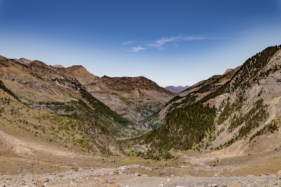 Explorez la magnifique vallée de Gavarnie en Occitanie, en France, entourée de montagnes majestueuses et de verdure.