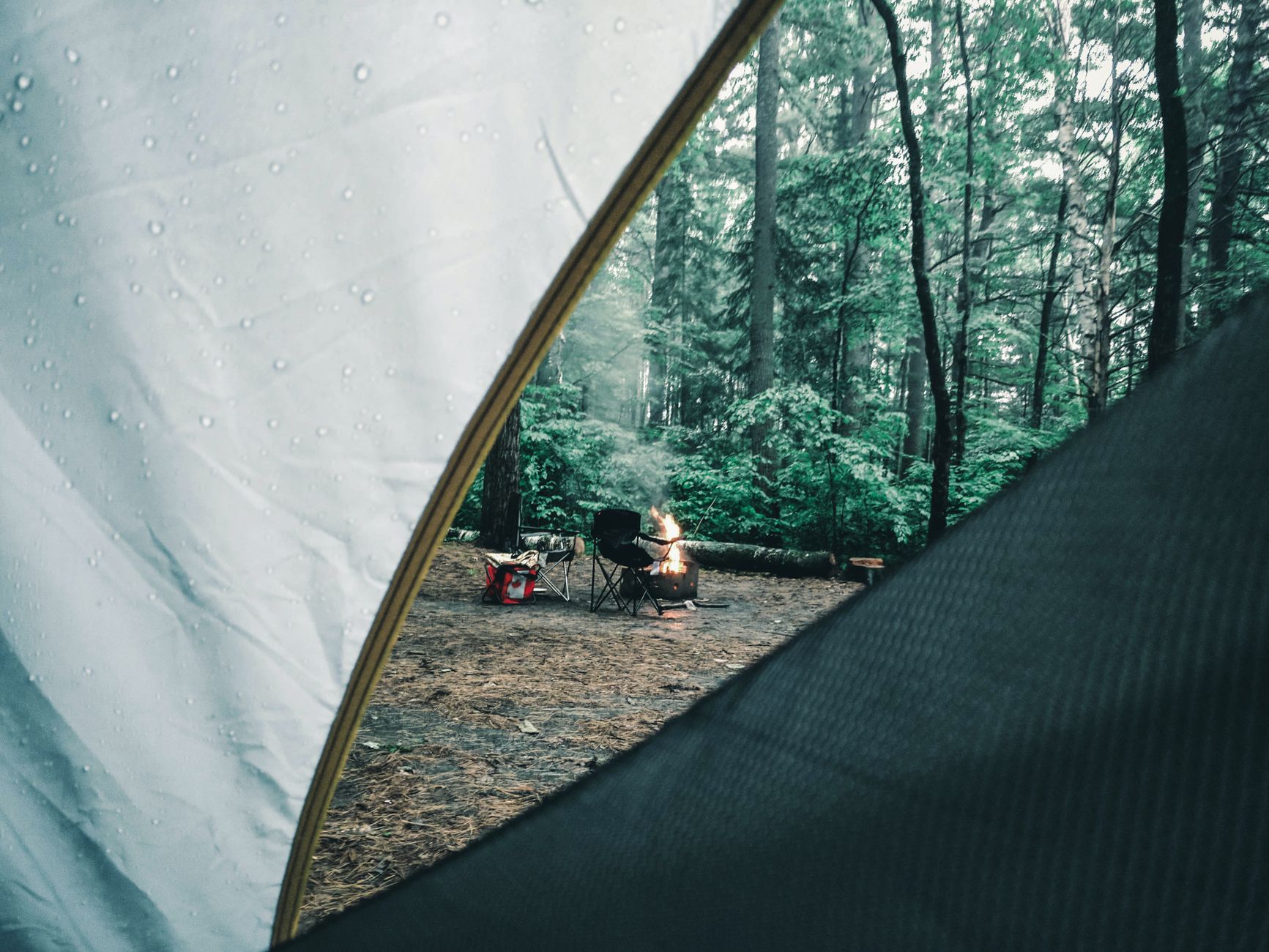 Tente sous la pluie pendant un orage
