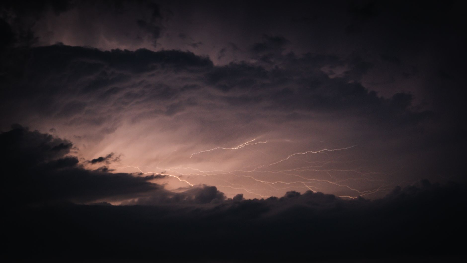 Foudre pendant un orage en montagne