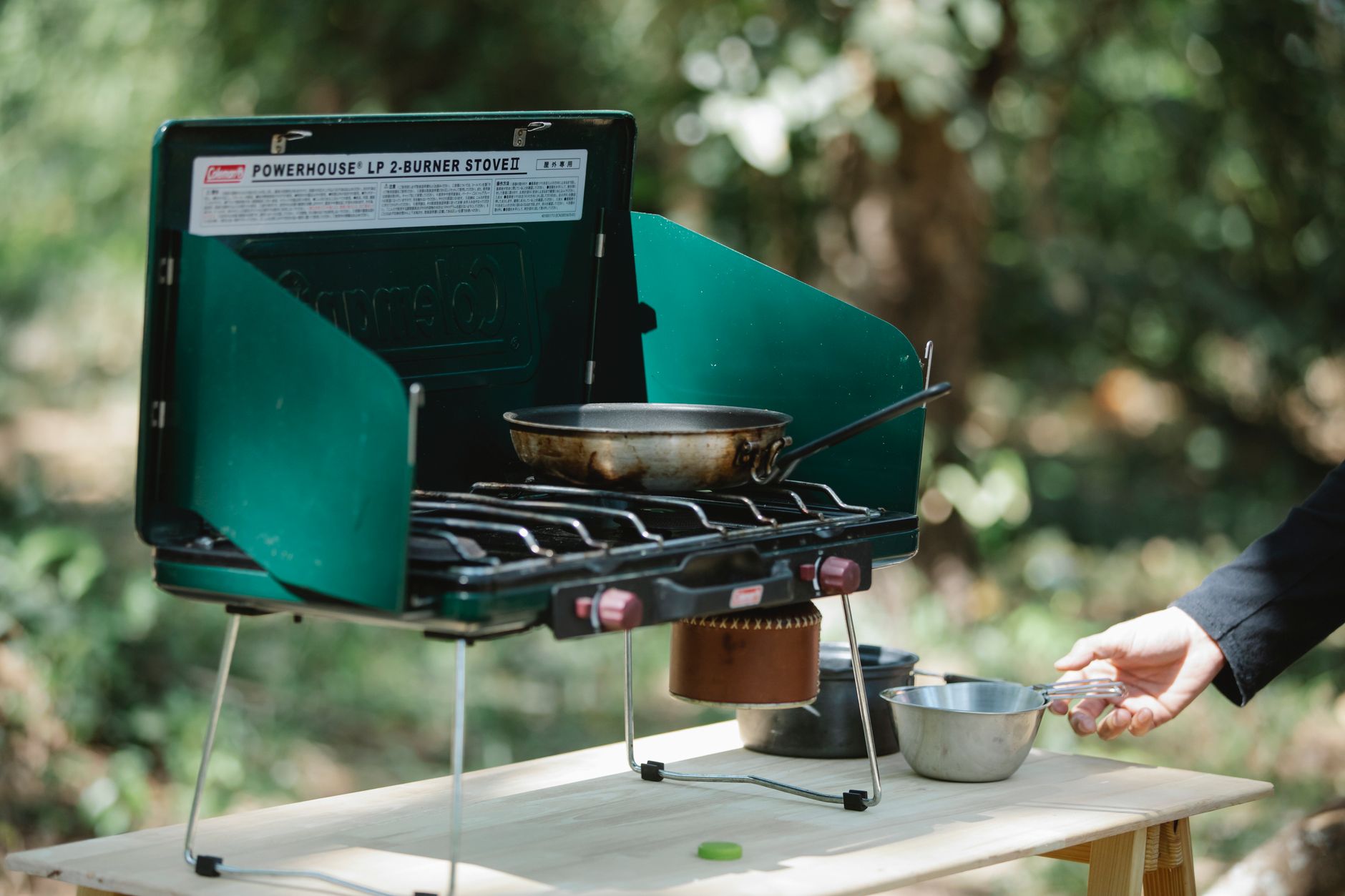 Repas de bivouac cuisine en plein air