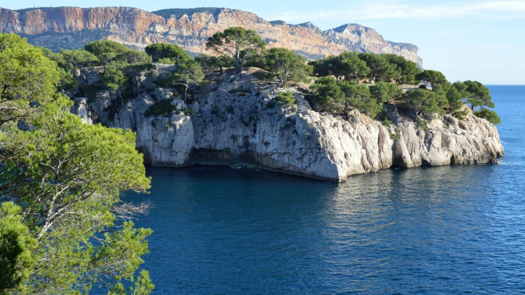 Visiter les Calanques de Cassis : Guide Randonnée & Bateau