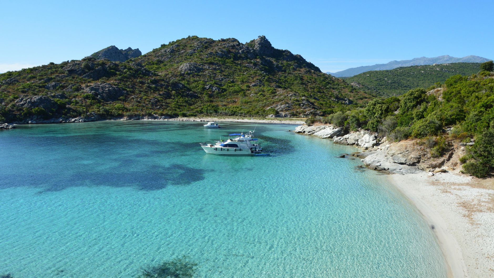 Crique sauvage en Corse du Sud